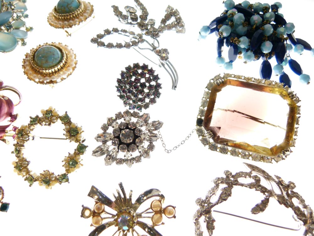 Selection of costume jewellery brooches (20) - Image 4 of 5