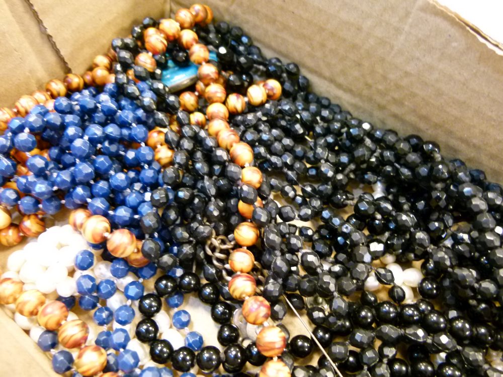 Costume jewellery - Assorted bead necklaces, buttons, etc - Image 3 of 3