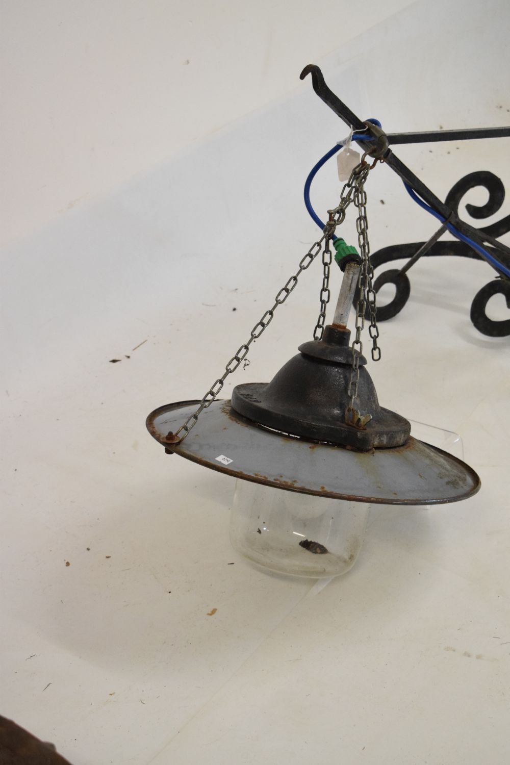 Vintage outdoor hanging lantern with enamelled metal shade and encased bulb, suspension chains and - Image 4 of 4