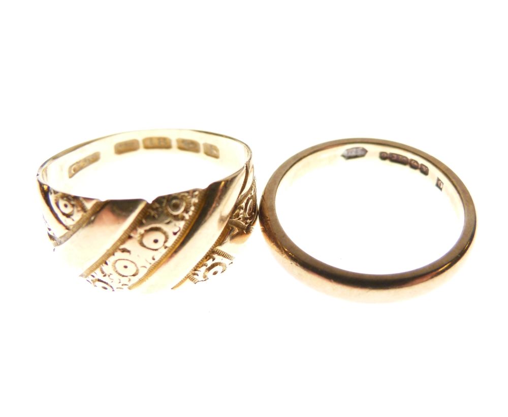 18ct gold dress ring, size M, together with a 9ct wedding band, size J, 6.1g approx (2)