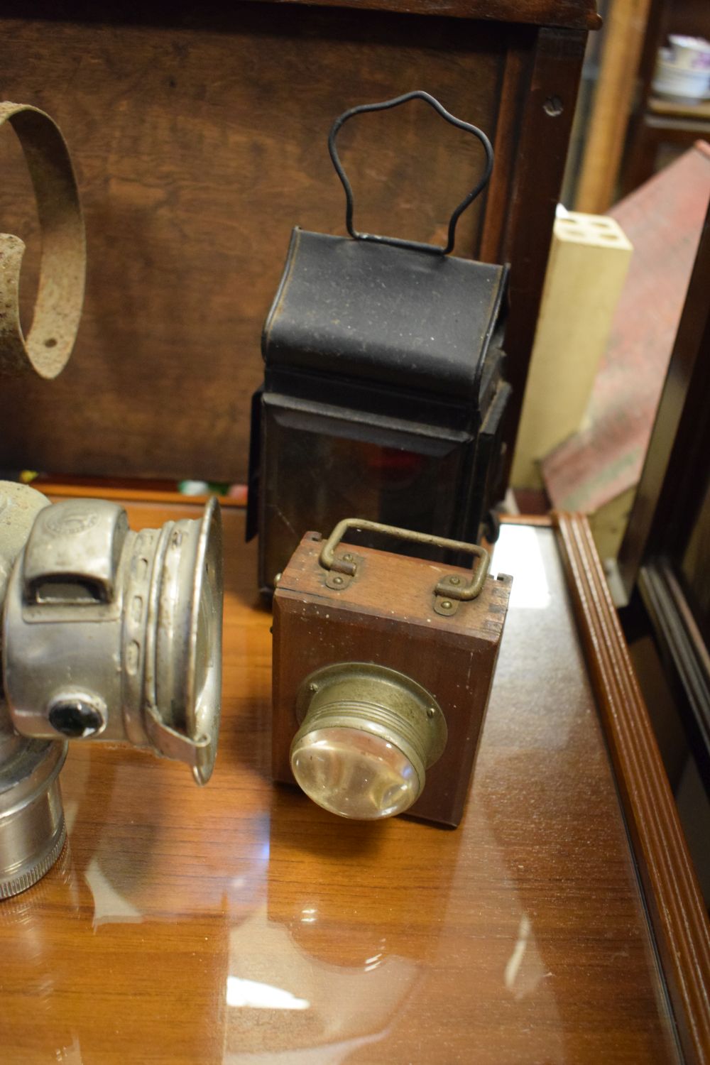 Collection of vintage lamps and lanterns to include railway-type hand lantern, Miller carbide-type - Image 4 of 4