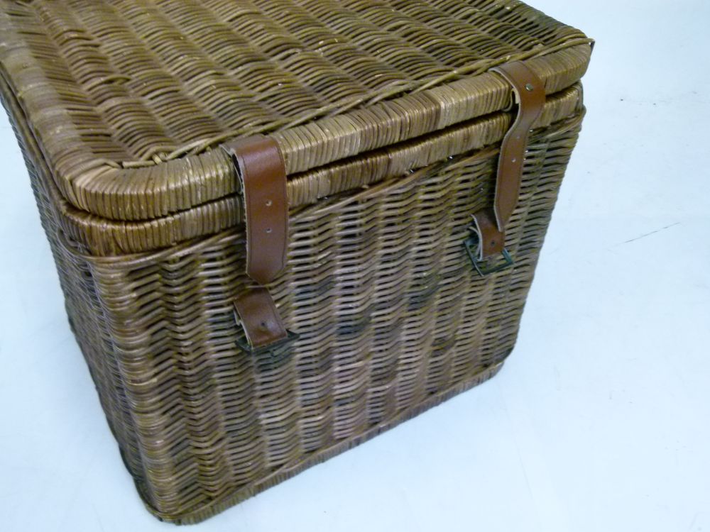 Wicker and leather hamper or basket with cover, 56cm wide x 45cm deep x 49cm high - Image 3 of 4