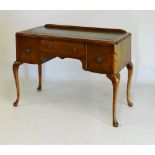 20th Century walnut kneehole dressing or writing table with gilt-tooled green skiver, 107cm wide