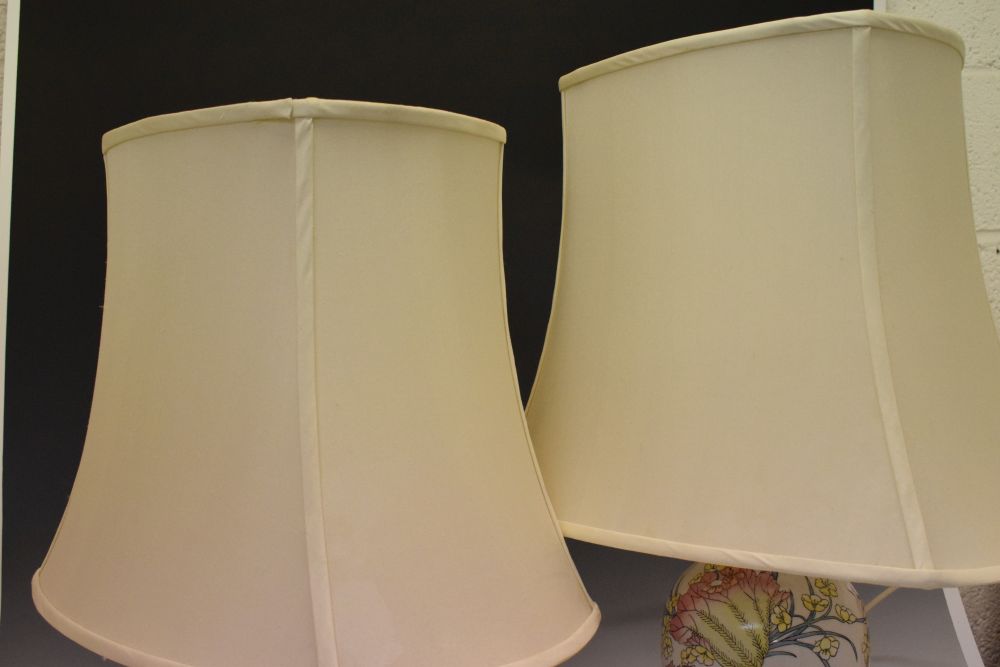 Two matching Oriental-style porcelain table lamps, largest 70cm high including shade (2) - Image 4 of 4