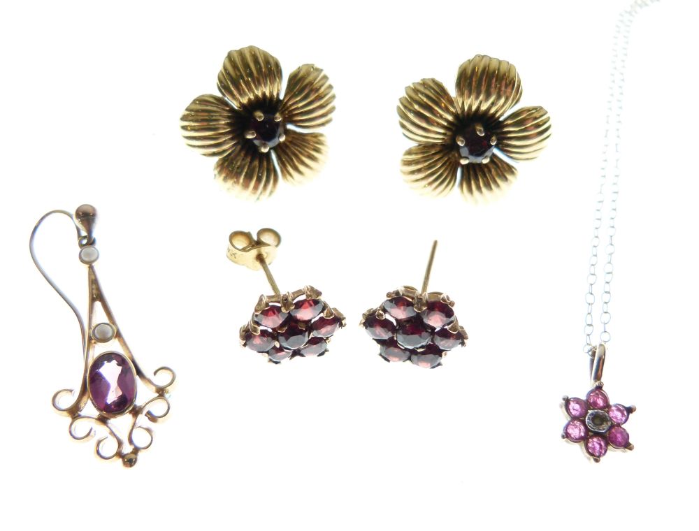 Assorted 9ct gold, yellow metal and unmarked jewellery to include; two pairs of ear studs, pendant