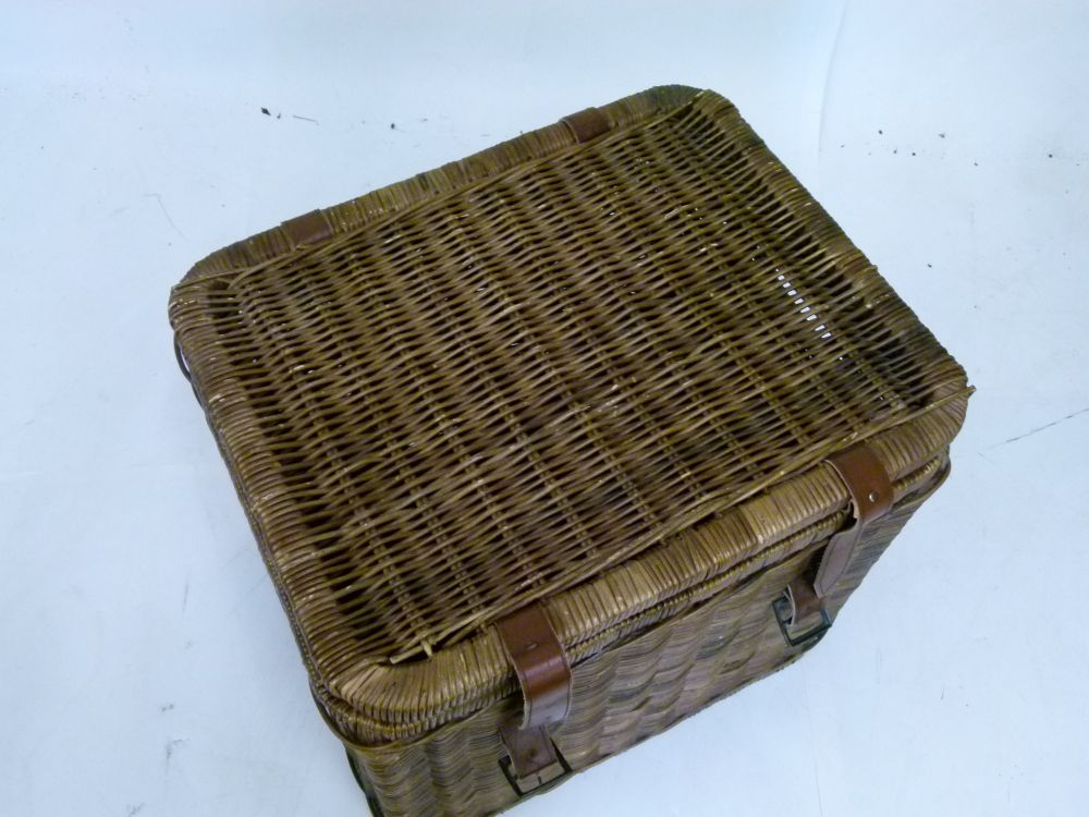 Wicker and leather hamper or basket with cover, 56cm wide x 45cm deep x 49cm high - Image 2 of 4