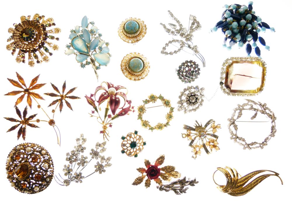 Selection of costume jewellery brooches (20)