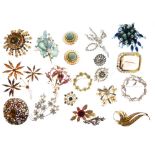 Selection of costume jewellery brooches (20)
