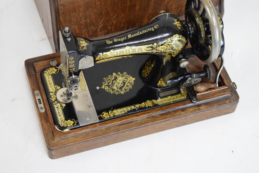 Cased Singer sewing machine - Image 2 of 3