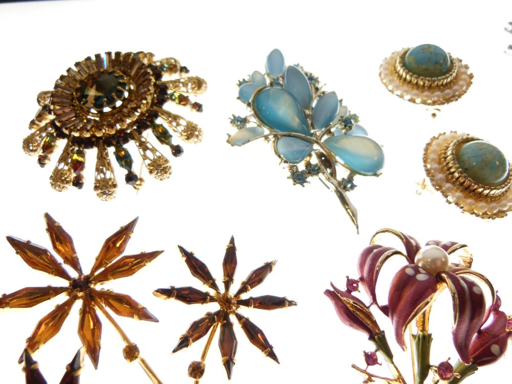 Selection of costume jewellery brooches (20) - Image 3 of 5