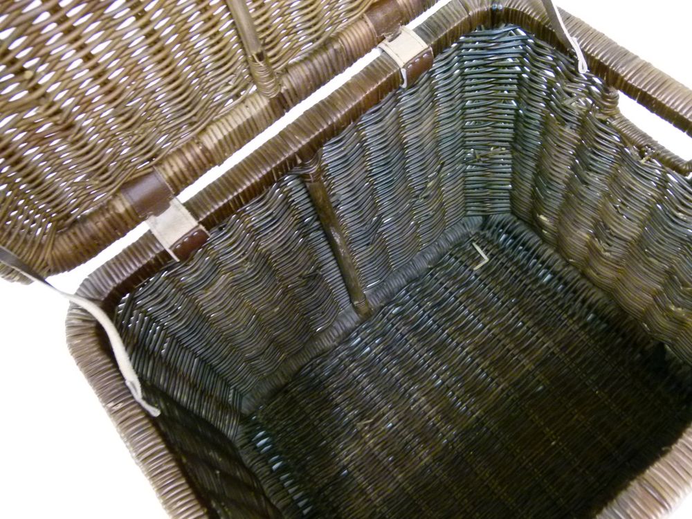 Wicker and leather hamper or basket with cover, 56cm wide x 45cm deep x 49cm high - Image 4 of 4