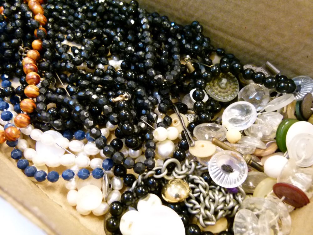 Costume jewellery - Assorted bead necklaces, buttons, etc - Image 2 of 3