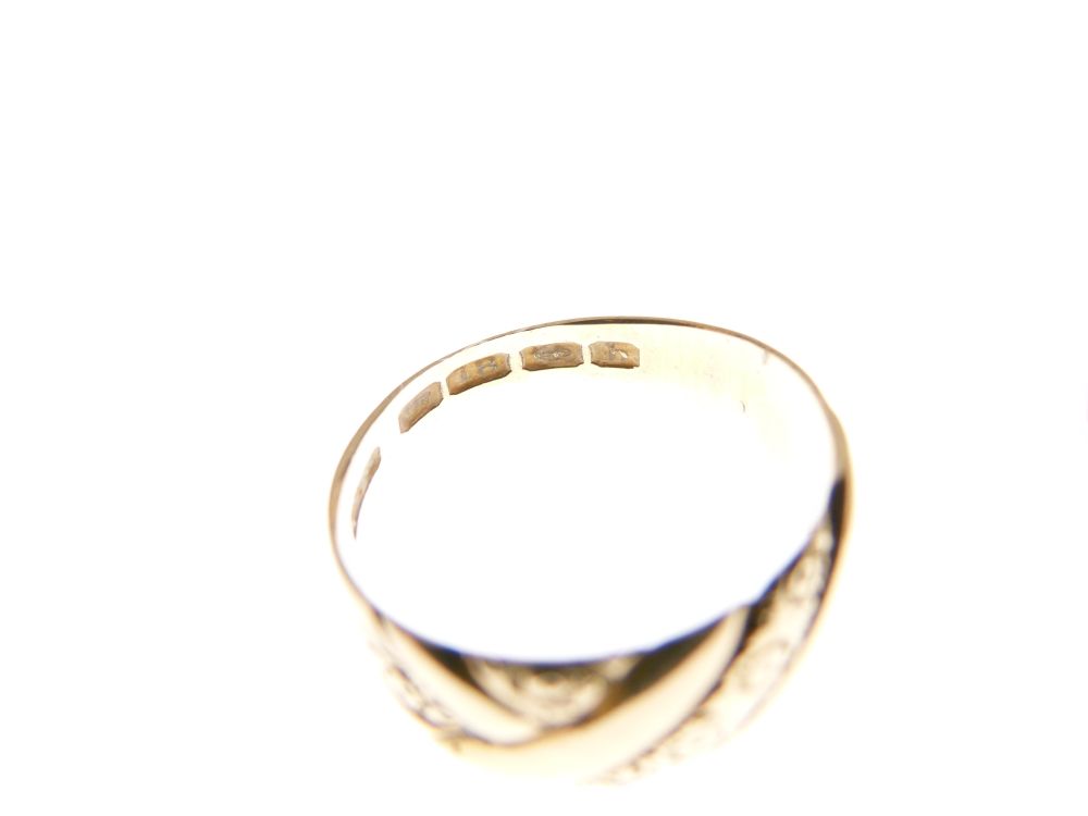 18ct gold dress ring, size M, together with a 9ct wedding band, size J, 6.1g approx (2) - Image 4 of 5