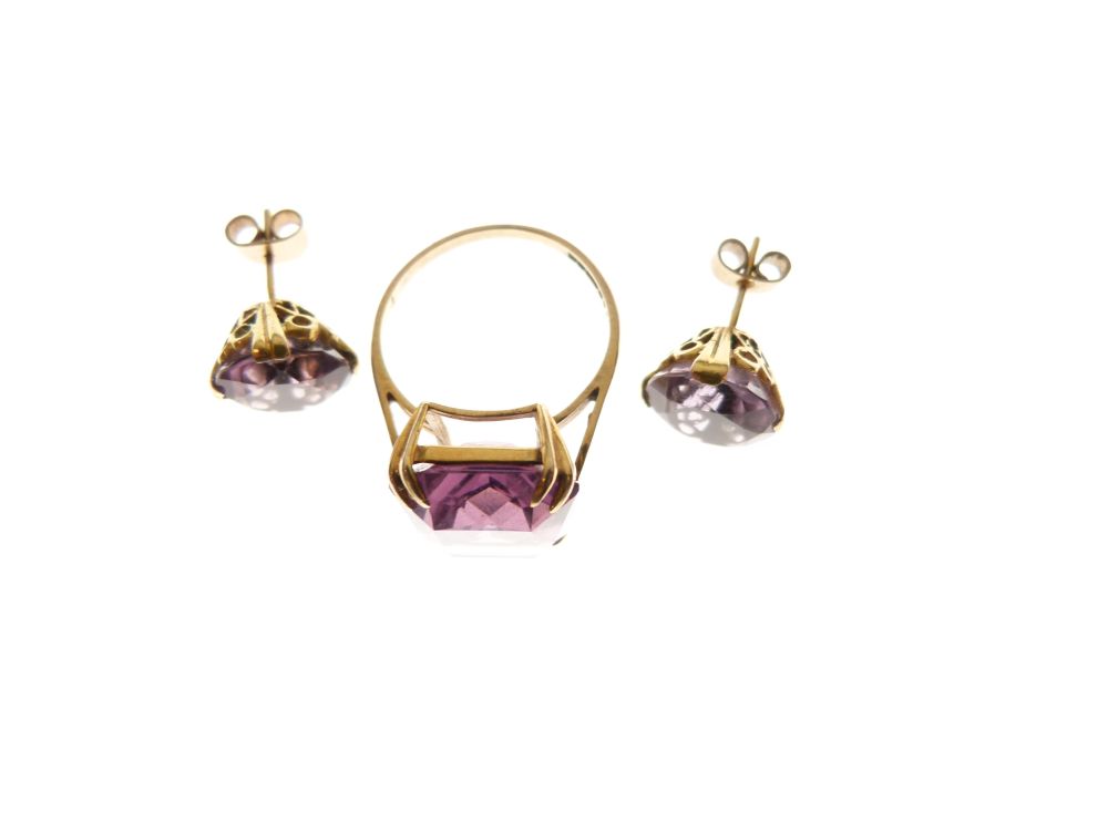 9ct gold and purple stone dress ring, size P, together with a pair of yellow metal and purple - Image 2 of 3