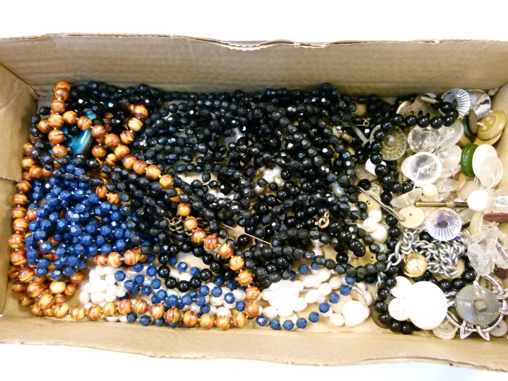 Costume jewellery - Assorted bead necklaces, buttons, etc