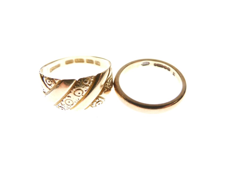 18ct gold dress ring, size M, together with a 9ct wedding band, size J, 6.1g approx (2) - Image 5 of 5