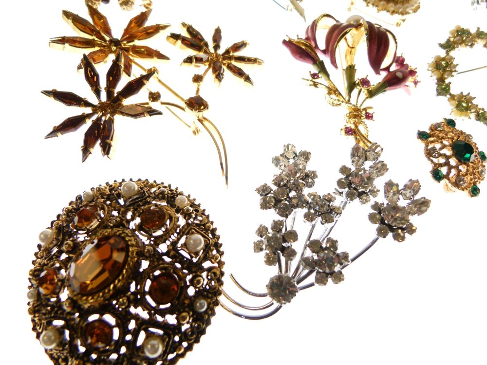 Selection of costume jewellery brooches (20) - Image 2 of 5