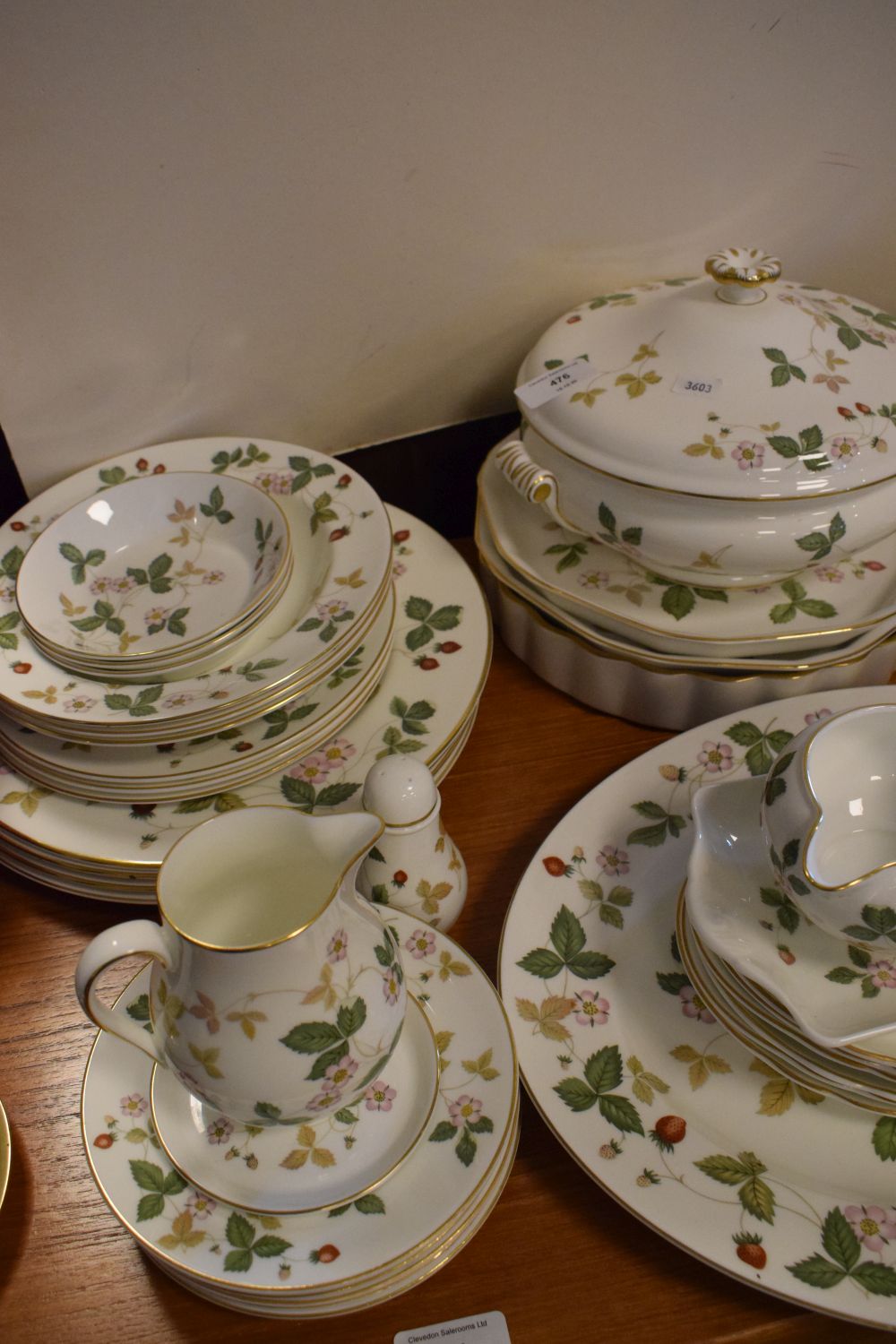 Quantity of Wedgwood 'Wild Strawberry' tableware - Image 2 of 4