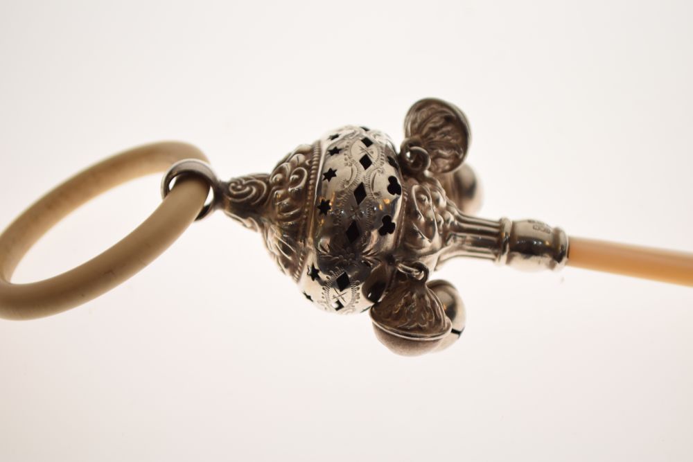 George V silver child's rattle and teething ring having four suspended bells and mother-of-pearl - Image 7 of 7