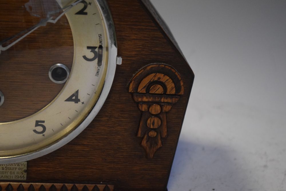 1930's period oak cased mantel clock, having striking and chiming movement, presentation - Image 3 of 5