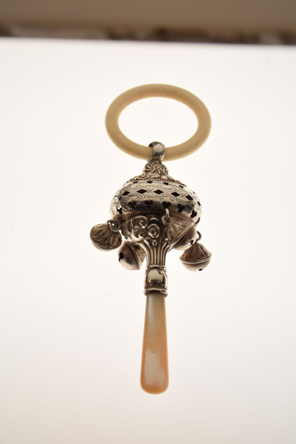 George V silver child's rattle and teething ring having four suspended bells and mother-of-pearl - Image 2 of 7