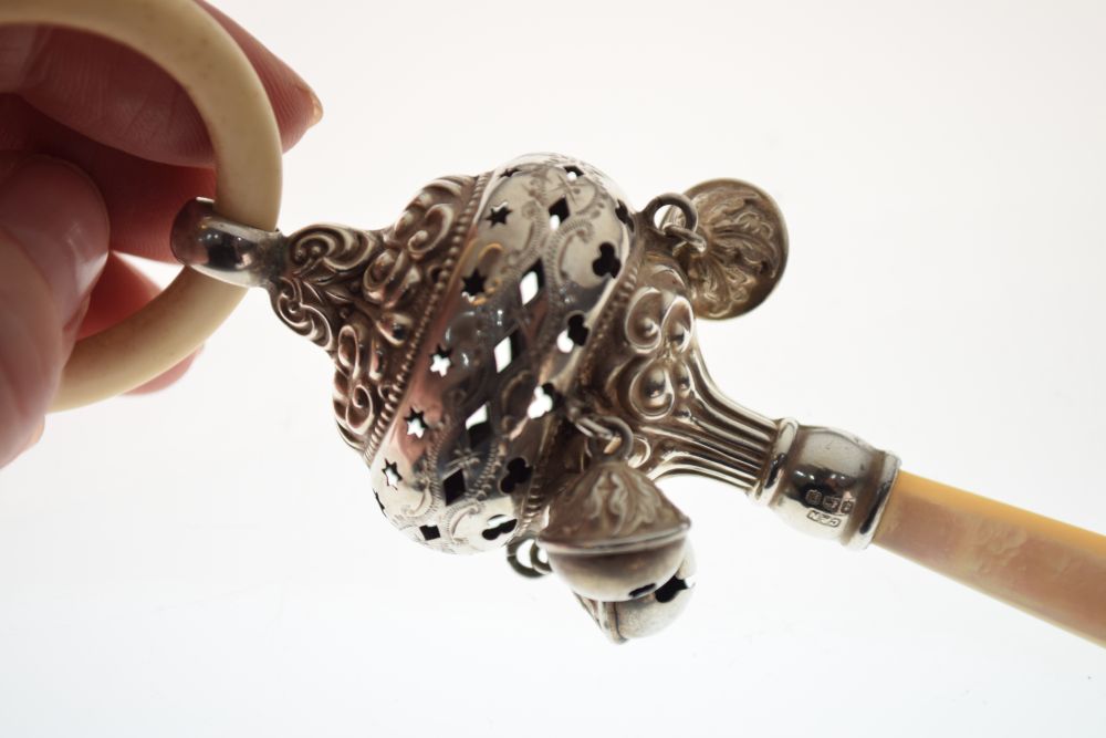 George V silver child's rattle and teething ring having four suspended bells and mother-of-pearl - Image 5 of 7