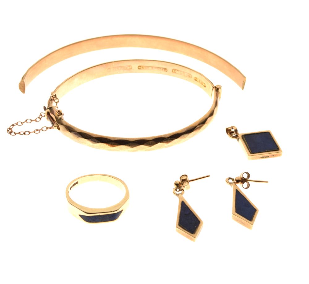 Suite of 9ct gold lapis lazuli mounted jewellery comprising: ring, pair of drop earrings and a