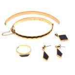 Suite of 9ct gold lapis lazuli mounted jewellery comprising: ring, pair of drop earrings and a