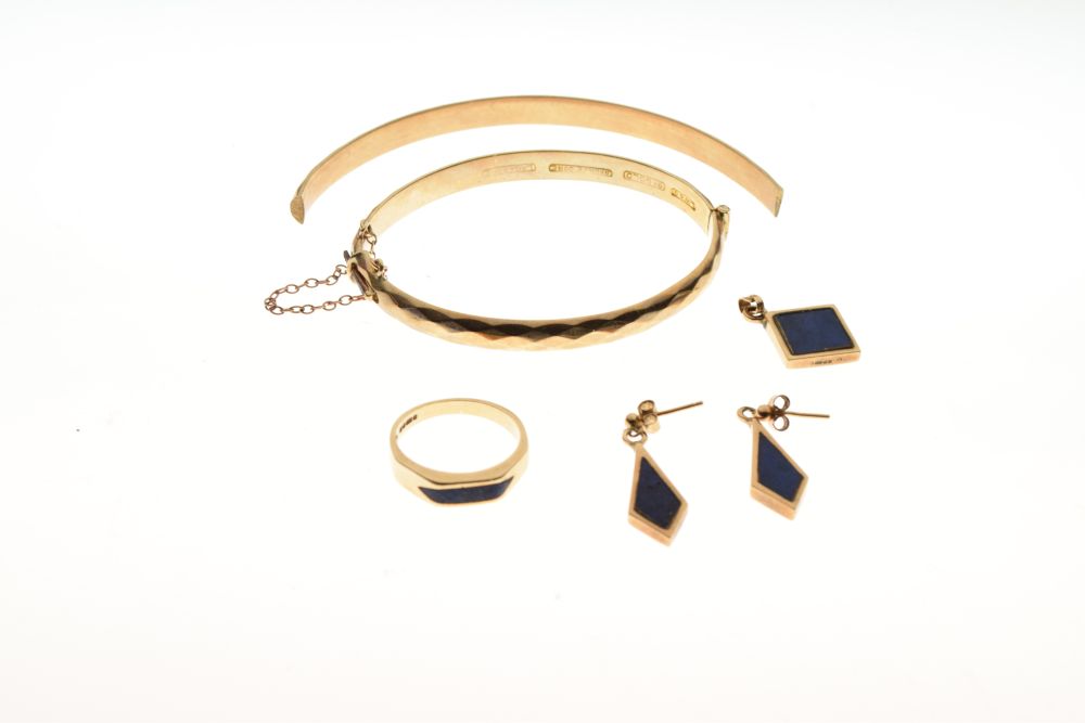 Suite of 9ct gold lapis lazuli mounted jewellery comprising: ring, pair of drop earrings and a - Image 2 of 4