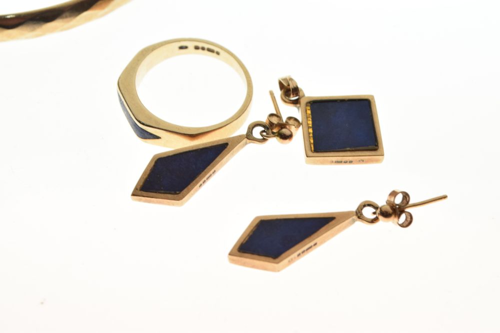 Suite of 9ct gold lapis lazuli mounted jewellery comprising: ring, pair of drop earrings and a - Image 4 of 4