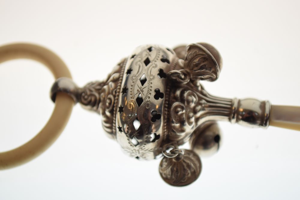 George V silver child's rattle and teething ring having four suspended bells and mother-of-pearl - Image 6 of 7