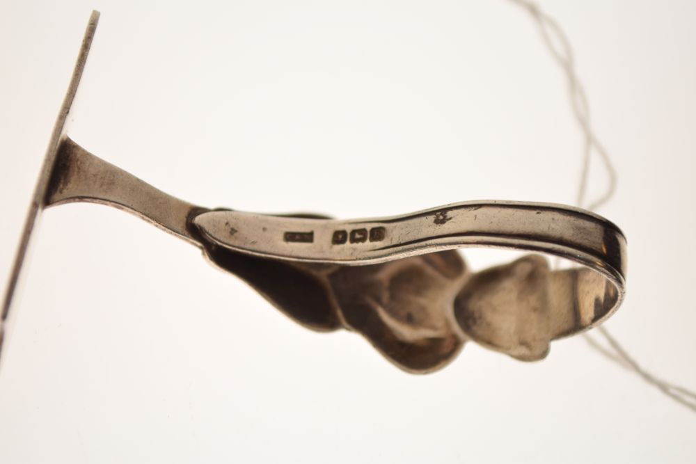 George V silver child's spoon and pusher, the handle decorated with a teddy bear, Birmingham 1926, - Image 5 of 7