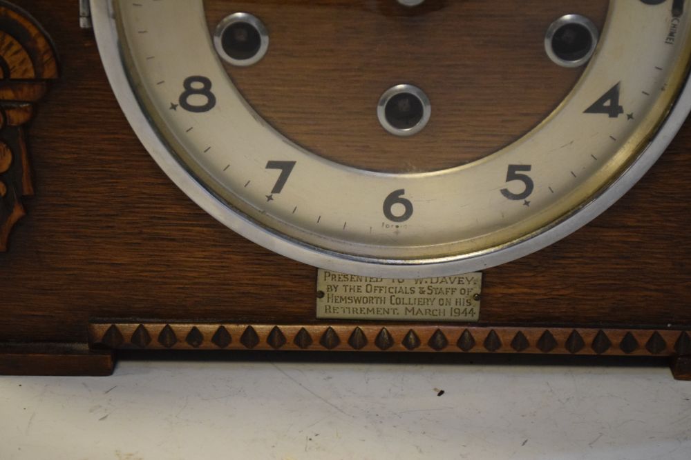 1930's period oak cased mantel clock, having striking and chiming movement, presentation - Image 2 of 5