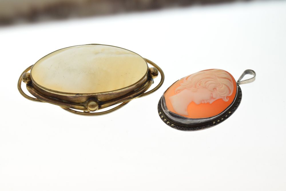 Gilt metal mounted oval cameo depicting The Three Graces, one other cameo pendant, agate set - Image 3 of 5