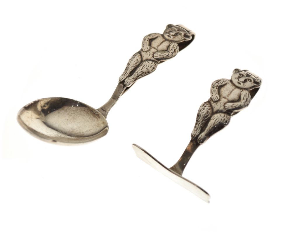 George V silver child's spoon and pusher, the handle decorated with a teddy bear, Birmingham 1926,