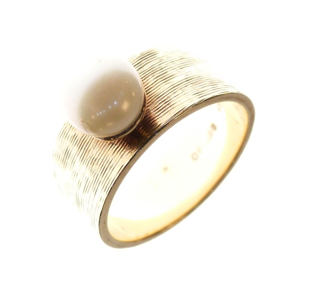 9ct gold ring set single pearl, size M, 6.3g gross approx