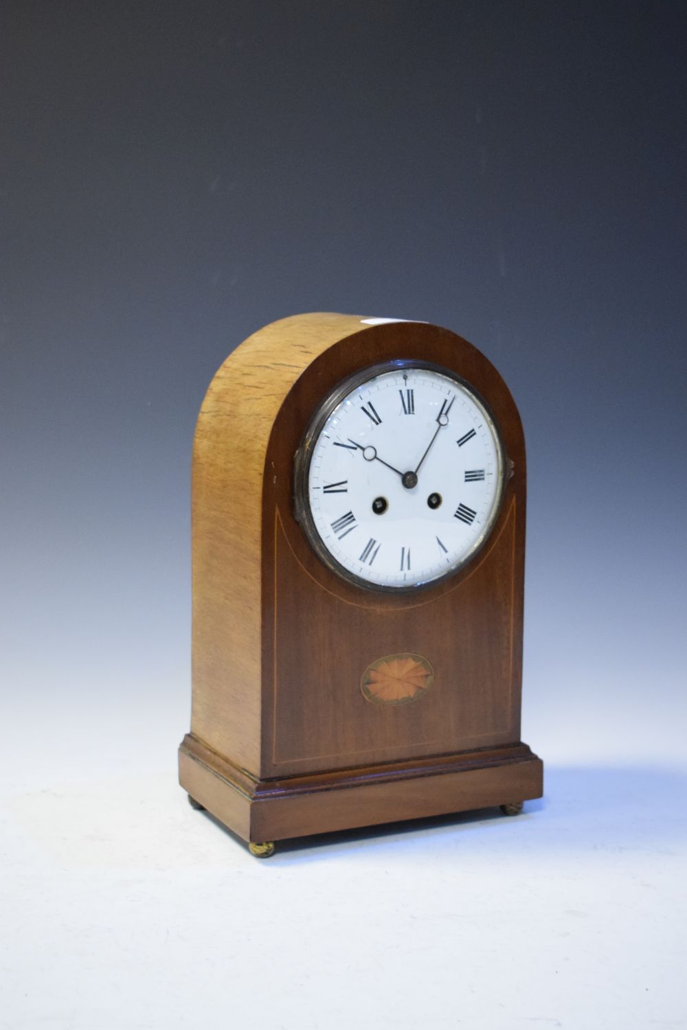 Early 20th Century inlaid mahogany mantel or bracket clock, with five-inch white enamel convex Roman