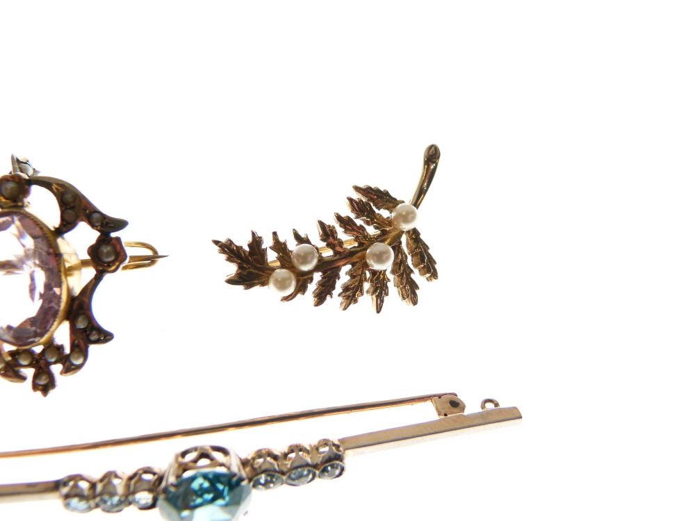 Three assorted gold and yellow metal brooches comprising: a 9ct gold pearl-set fern brooch, yellow - Image 4 of 5