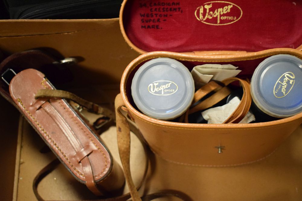 Cased vintage camera, two pairs of binoculars and modern camera bag (4) - Image 3 of 4