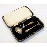 Cased George V child's silver feeding spoon and pusher, Sheffield 1933, 0.9toz approx