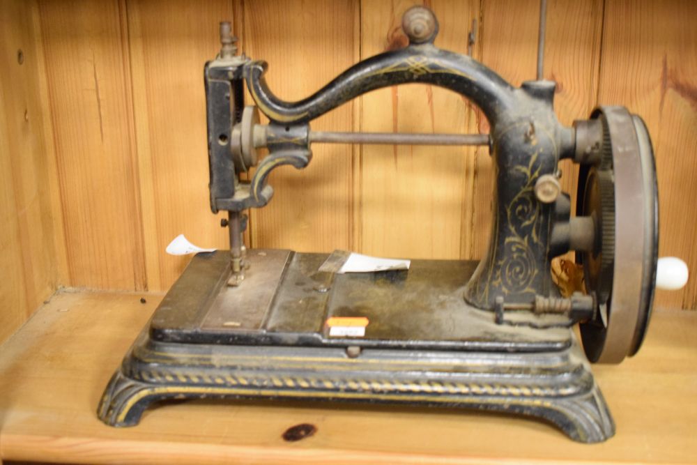 Wing & Co vintage C-frame sewing machine having hinged base, 27cm high - Image 5 of 5