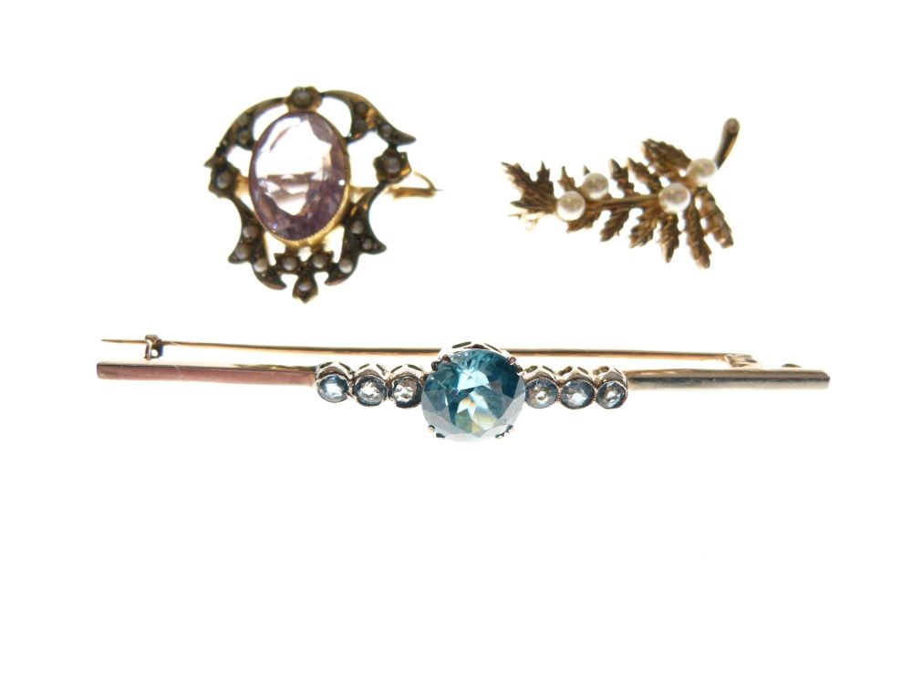 Three assorted gold and yellow metal brooches comprising: a 9ct gold pearl-set fern brooch, yellow - Image 2 of 5