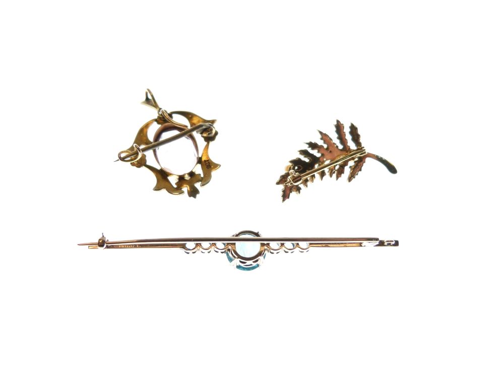 Three assorted gold and yellow metal brooches comprising: a 9ct gold pearl-set fern brooch, yellow - Image 5 of 5