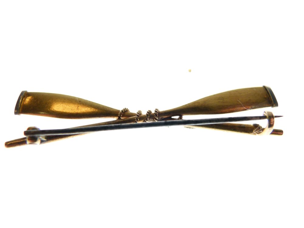 Rowing Interest - Unmarked yellow metal bar brooch designed as crossed oars, 5cm wide, 5g gross - Image 3 of 4