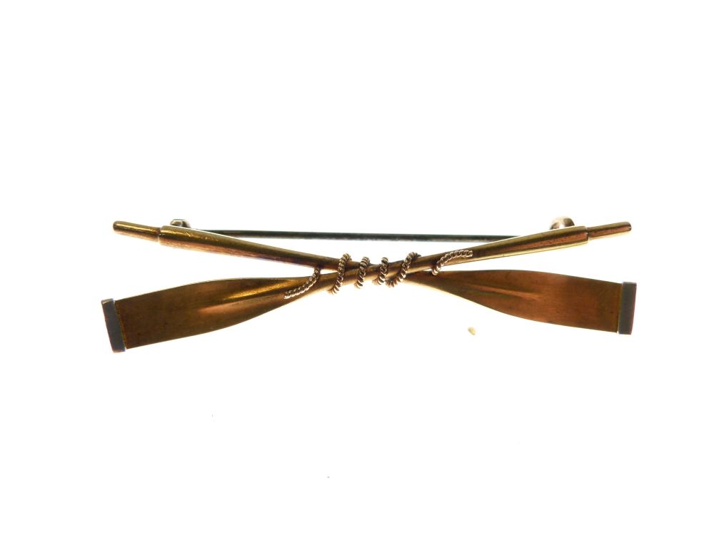 Rowing Interest - Unmarked yellow metal bar brooch designed as crossed oars, 5cm wide, 5g gross - Image 2 of 4