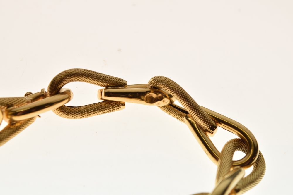 18 carat gold bracelet, of alternating textured and plain links, 21.5cm long, 19g gross Condition: - Image 2 of 7