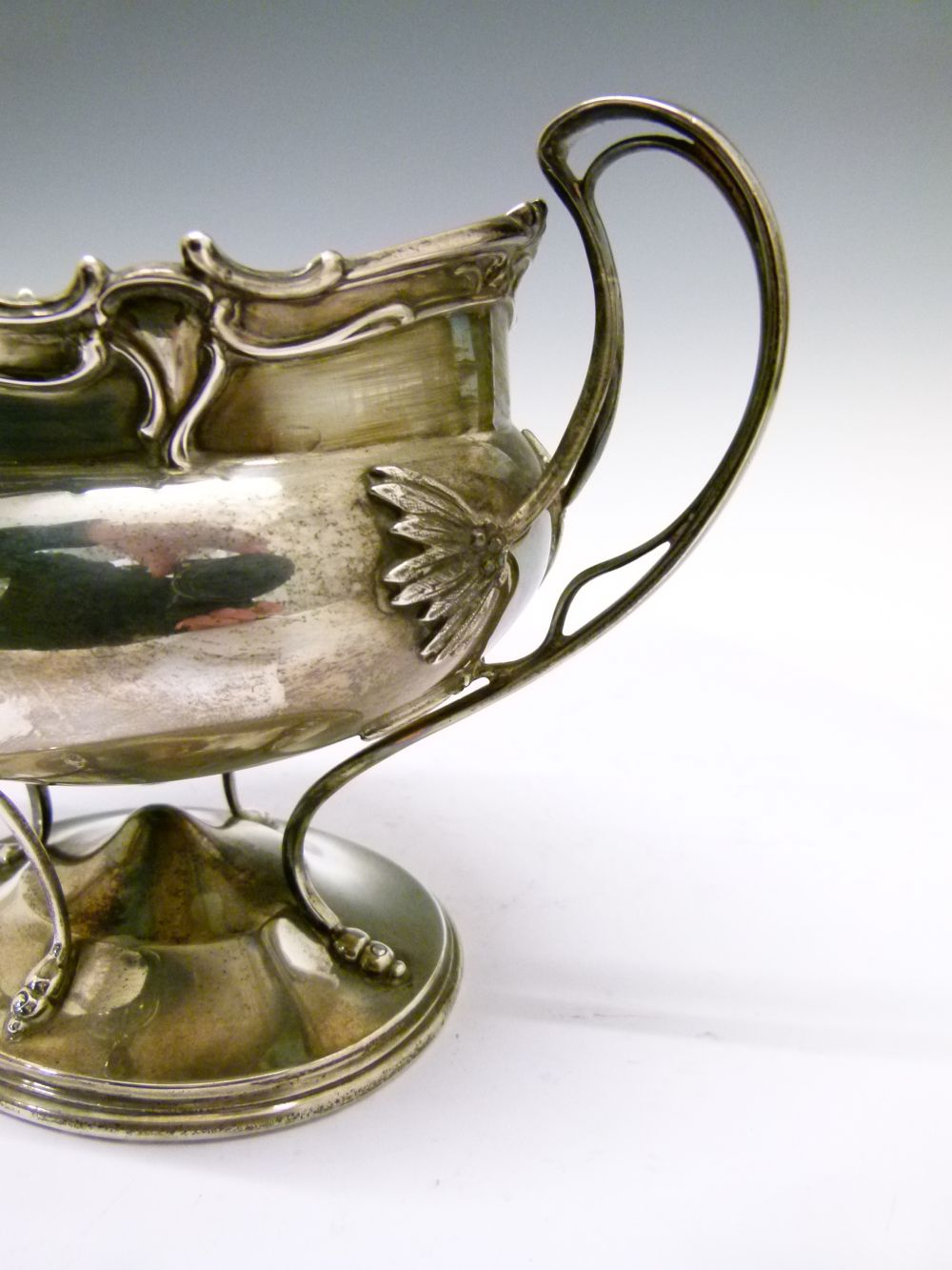 George V Art Nouveau silver bowl on stand, having naturalistic decoration with twin stylised handles - Image 4 of 8