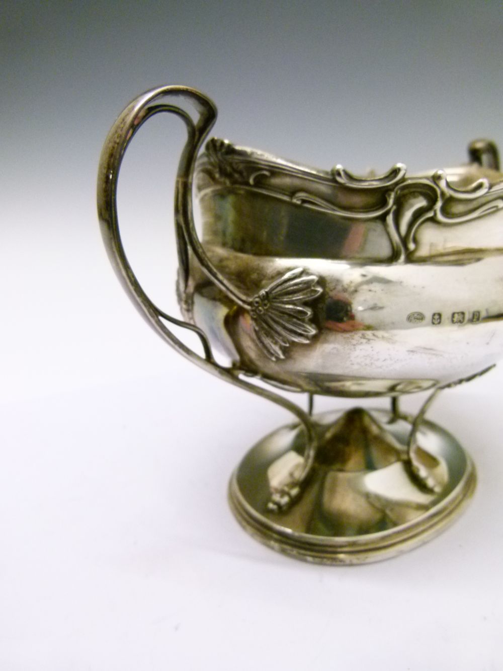 George V Art Nouveau silver bowl on stand, having naturalistic decoration with twin stylised handles - Image 3 of 8