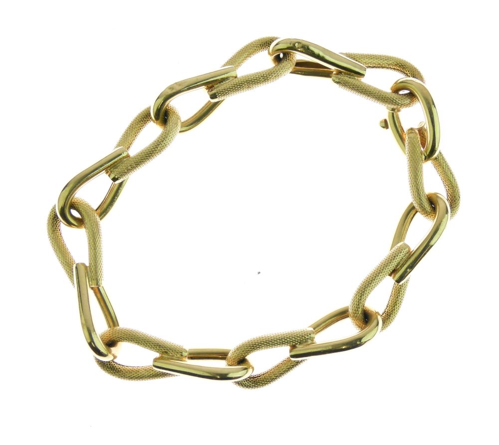 18 carat gold bracelet, of alternating textured and plain links, 21.5cm long, 19g gross Condition: - Image 7 of 7