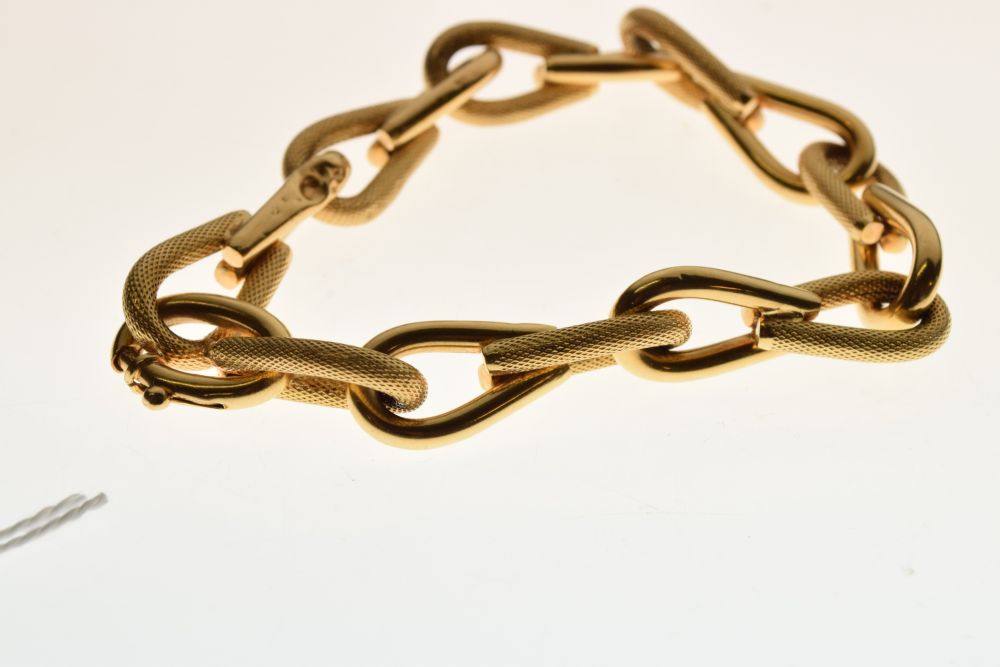 18 carat gold bracelet, of alternating textured and plain links, 21.5cm long, 19g gross Condition: - Image 3 of 7